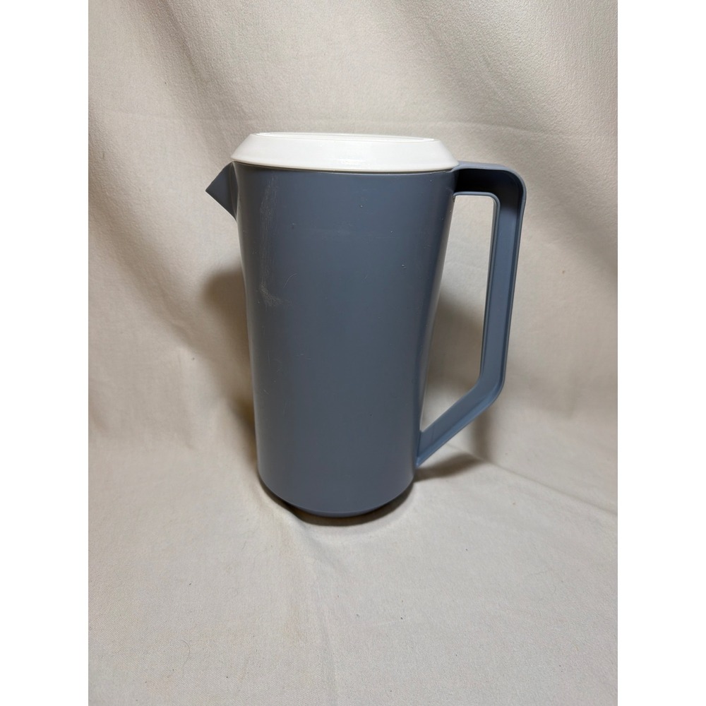 Vintage Rubbermaid 2.25 Quart Pitcher Slate Blue Gray White Lid J2445 2129ML
